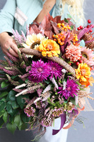 Wrzosowisko, barwny jesienny kosz z kwiatami