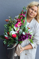 Leonida, bukiet nagrobny z kaliami i orchideą