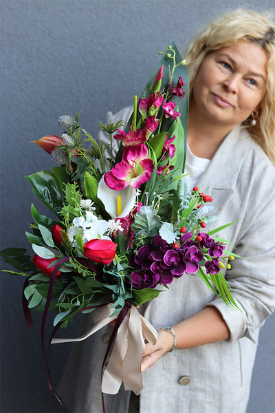 Leonida, bukiet nagrobny z kaliami i orchideą