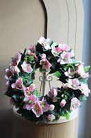 Różowe Ciemierniki, kolorowy wianek na drzwi