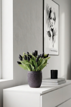 OD RĘKI Black Easter 2, kompozycja z gumowymi tulipanami, wys.33cm 