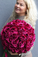 Jubileo Amarant 60 róż, różany flowerbox