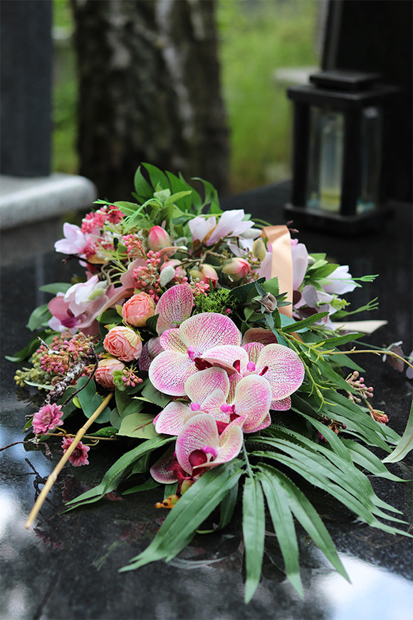 Memista, bukiet nagrobny z orchideą