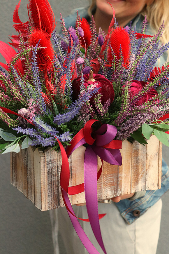 Jesienny Dyniowy Nysti, koszyczek z ostami i wrzosami