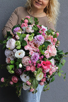 Pranella Lux, kompozycja kwiatowa w złotym naczyniu