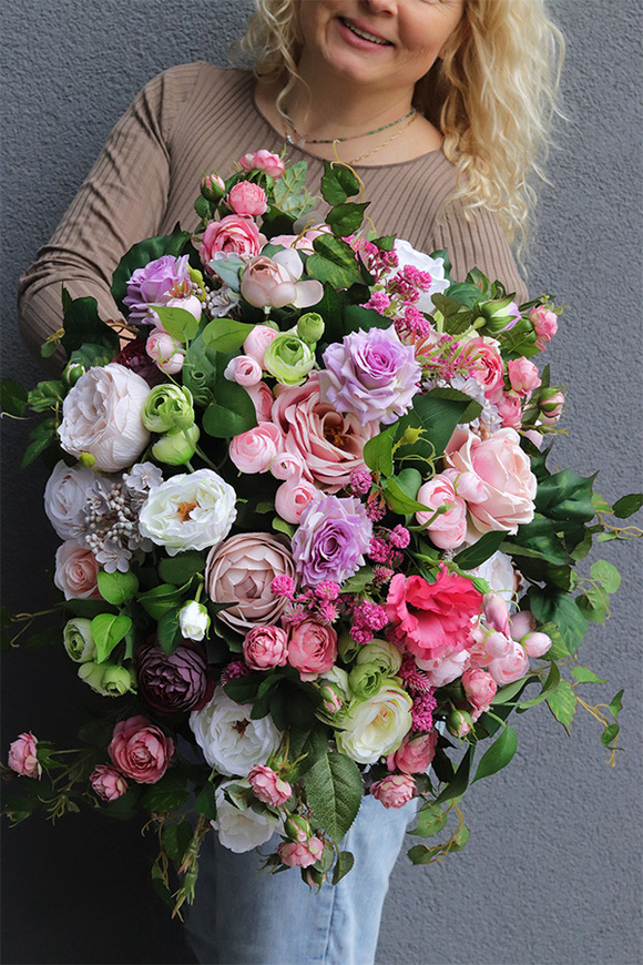 Pranella Lux, kompozycja kwiatowa w złotym naczyniu