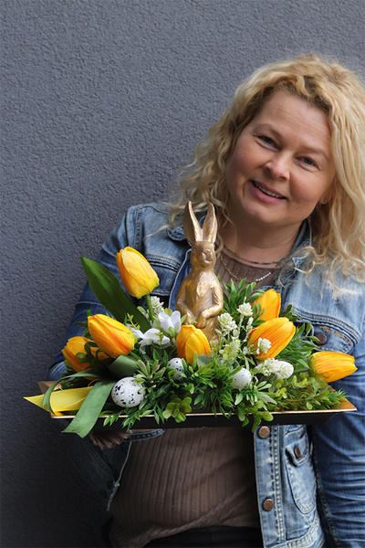 Yellow Easter, stroik wielkanocny zajączek w tulipanach