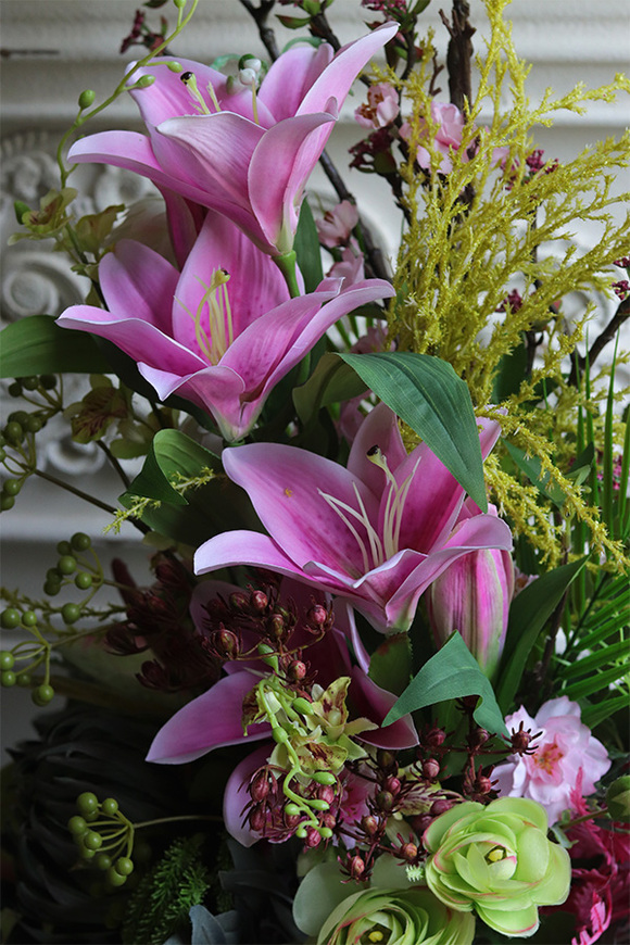 Memorie Volcan Lilly, nowoczesna kompozycja nagrobna w misie