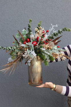 Winter Mood, świąteczny stroik kompozycja w złotym wazonie, wys.55cm 