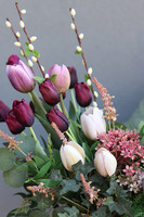 Tulippo England, dekoracja nagrobna w misie