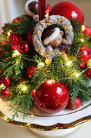 Wesołych Świąt, świąteczny stroik na paterze