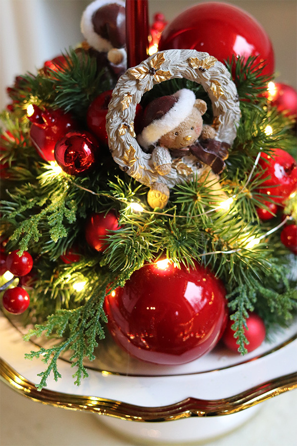 Wesołych Świąt, świąteczny stroik na paterze