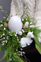 Easter New Design, dekoracja nagrobna na czarnej podstawie