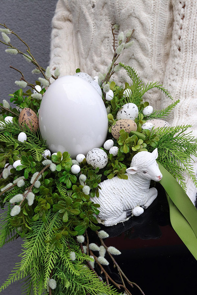 Easter New Design, dekoracja nagrobna na czarnej podstawie