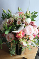 Figaro Silver 2, efektowna kompozycja kwiatowa w lustrzanym wazonie