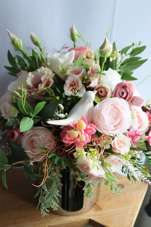 Figaro Silver 2, efektowna kompozycja kwiatowa w lustrzanym wazonie