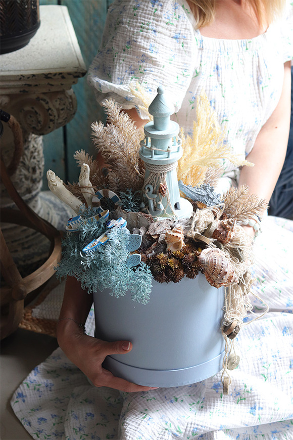 Morskie Opowieści, flowerbox marynistyczny z latarnią morską