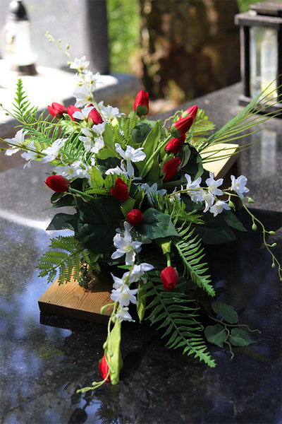 Tulipany Woods, kompozycja nagrobna z tulipanami