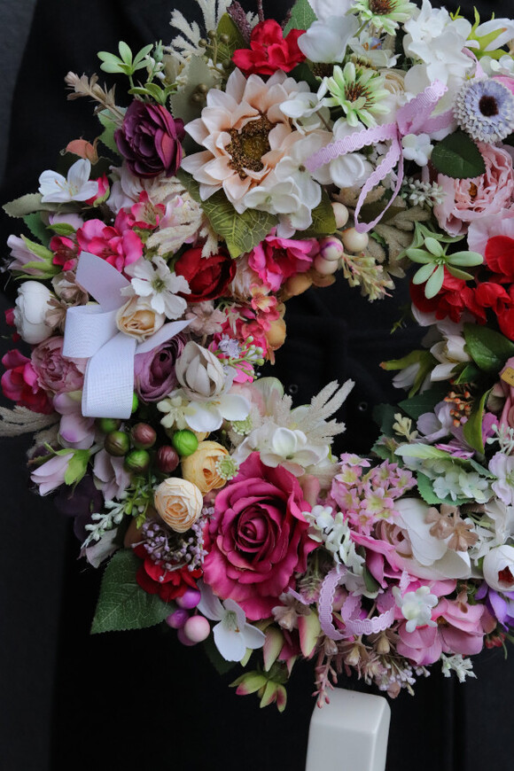 Nimfa, kwiatowy wianek z domkiem