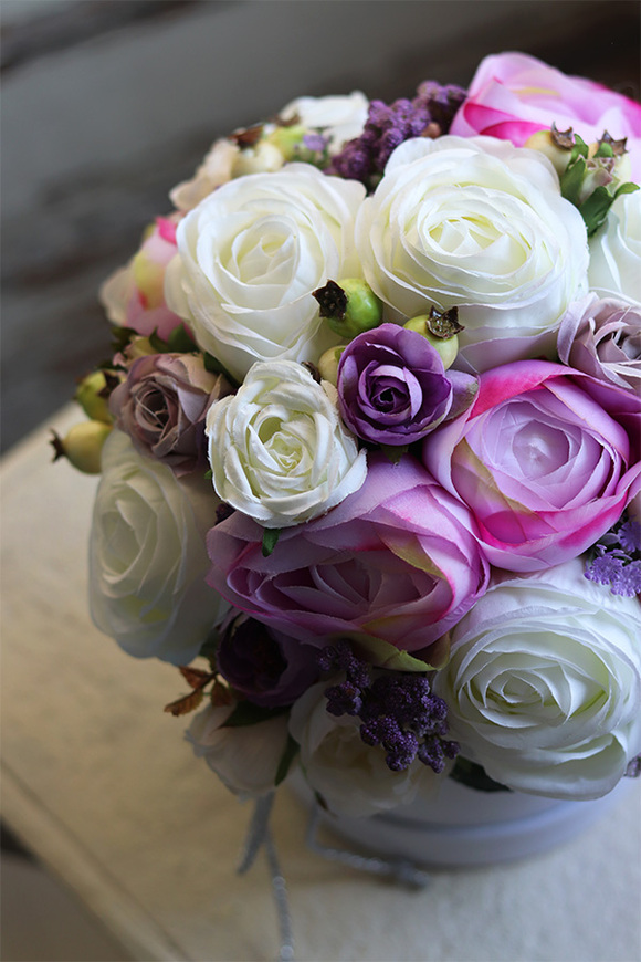 Arkadia Foletta, welurowy flowerbox z fioletowo-białymi kwiatami, wys.28cm