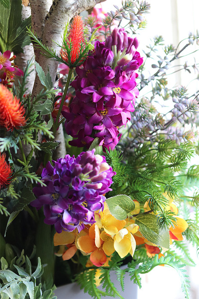 Hiacyntowo, wiosenna kompozycja w wysokiej donicy, wys.130cm 