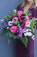 bukiet nagrobny w kolorze fuksji	
