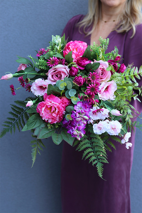 bukiet nagrobny w kolorze fuksji	