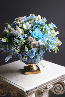 Berania Blue 2, kompozycja kwiatowa w pucharze, wym.30x37cm