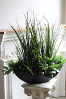 Laos Black Jedda, kompozycja ze sztucznymi trawami