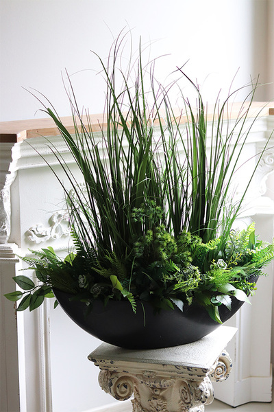 Laos Black Jedda, kompozycja ze sztucznymi trawami