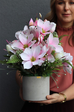 Magnolia Concrete, kompozycja kwiatowa, wys.43cm