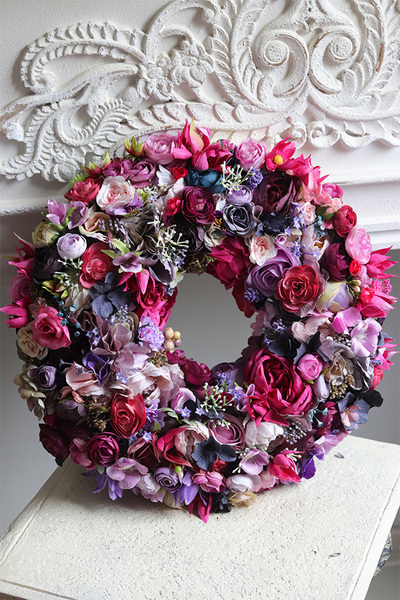 Florina Small, różowy wianek na drzwi