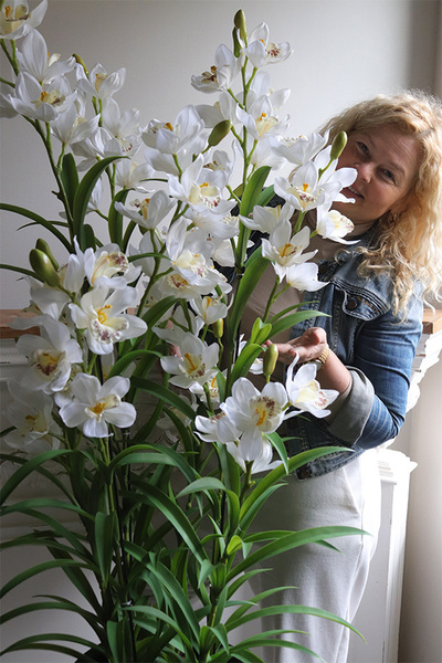 Ambasador Grande Fiberglass, efektowny storczyk w czarnej donicy,