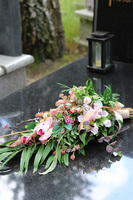 Memista, bukiet nagrobny z orchideą