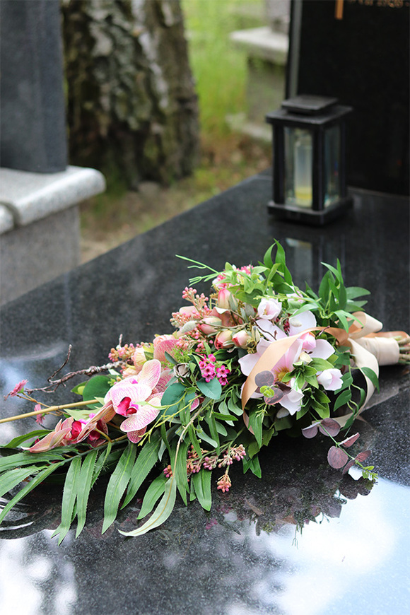 Memista, bukiet nagrobny z orchideą