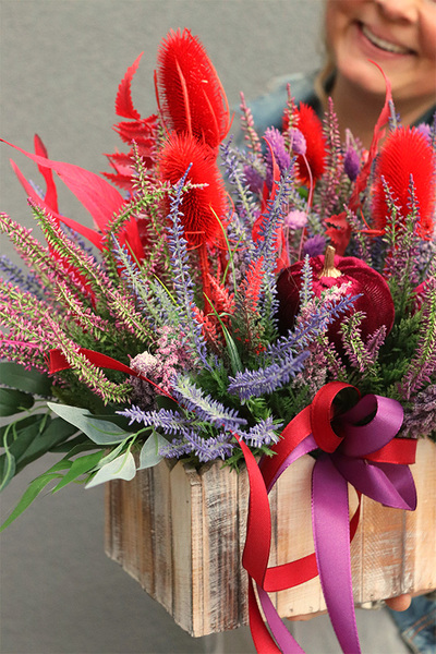 Jesienny Dyniowy Nysti, koszyczek z ostami i wrzosami