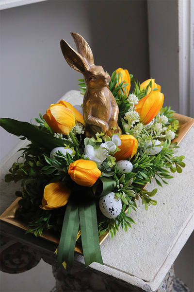 Yellow Easter, stroik wielkanocny zajączek w tulipanach