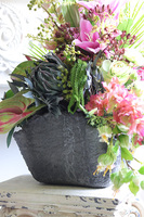 Memorie Volcan Lilly, nowoczesna kompozycja nagrobna w misie