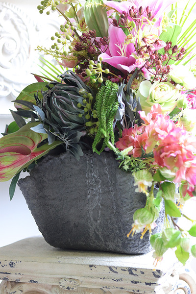 Memorie Volcan Lilly, nowoczesna kompozycja nagrobna w misie