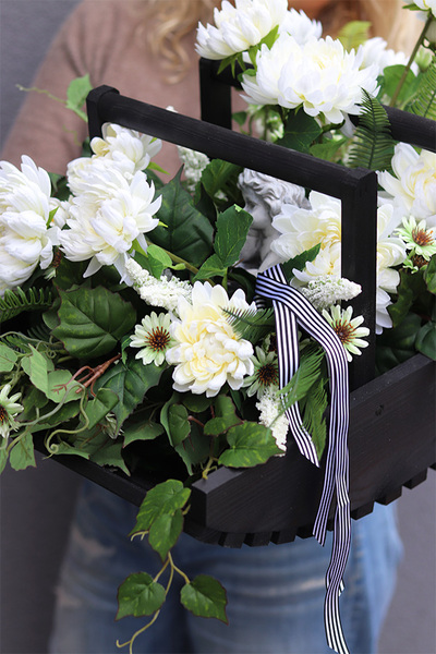 Wspomnienie Kolesso, dekoracja nagrobna w metalowym koszu