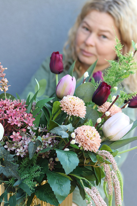 Tulippo England, dekoracja nagrobna w misie