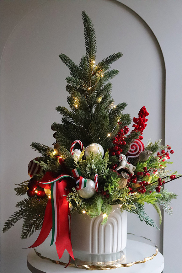 Red Landia, realistyczna choinka świąteczna z przybraniem