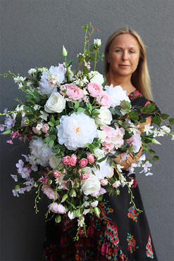 Triveria Pink, nagrobna kompozycja w misie, wym.42x85cm