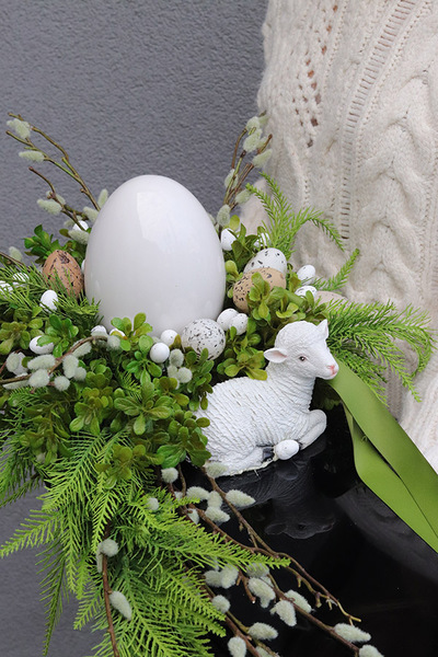 Easter New Design, dekoracja nagrobna na czarnej podstawie