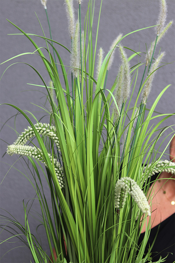 Hilton Green Tall, kompozycja z trawami w srebrnej donicy