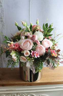 Figaro Silver 2, efektowna kompozycja kwiatowa w lustrzanym wazonie, wys.45cm 