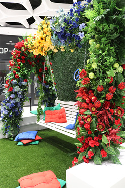 Branding, dekoracja kwiatowa w kolorach Twojej Firmy, wym.1mkw