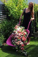 Barrow Pink, dekoracja kwiatowa na taczce 