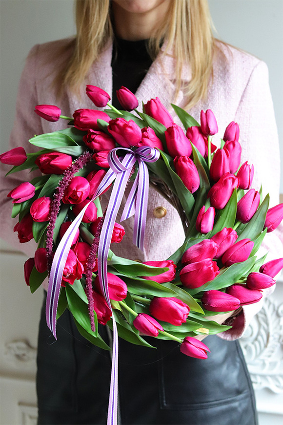 Witaj Wiosno Magenta, wiosenny wianek z tulipanów
