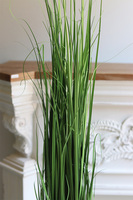 Lucida Grass, sztuczna trawa w złotej donicy